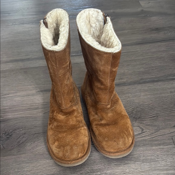 UGG Tan Winter Boots - Picture 1 of 9
